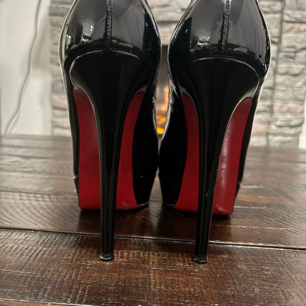 Christian Louboutin Bianca 140 Black Patent leather Pumps!
5” heels, 37.5 - Picture 6 of 9
